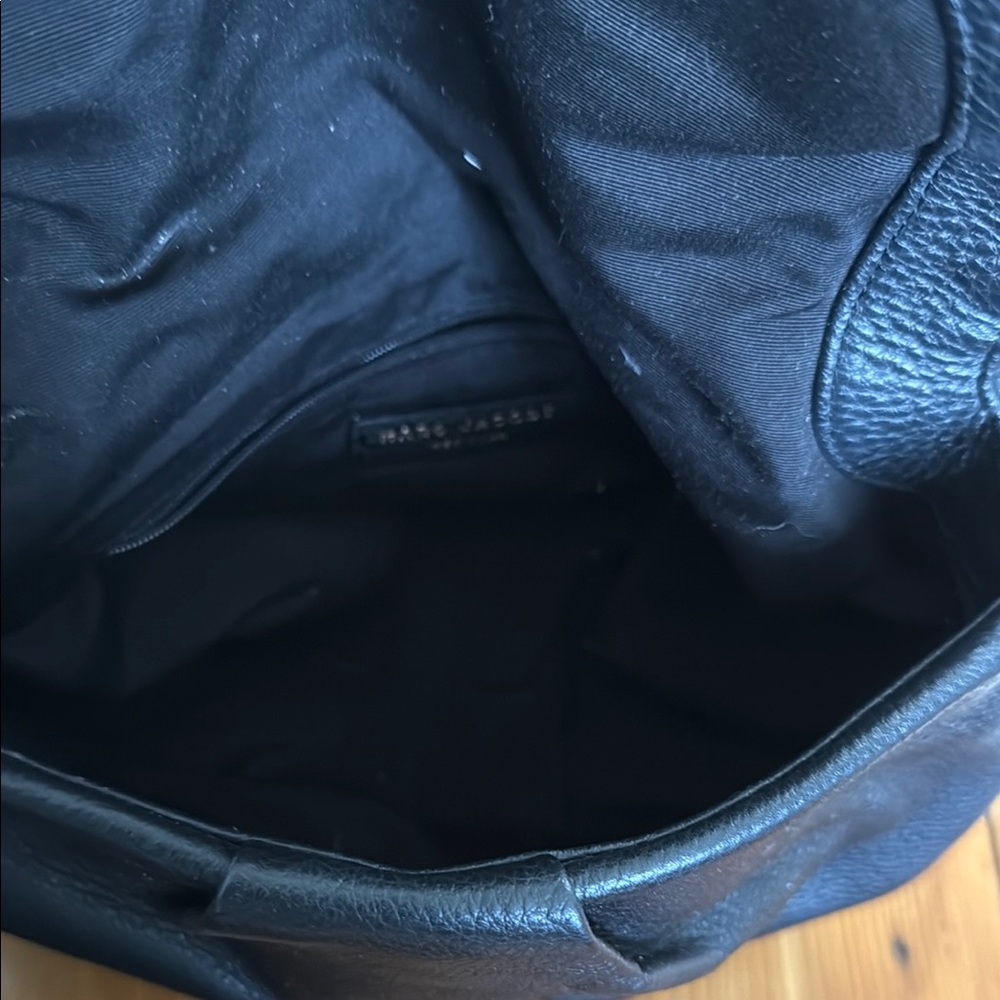 Marc Jacobs Leather Black Crossbody Bag with Adjustable Strap and Slouchy Design - Picture 5 of 11
